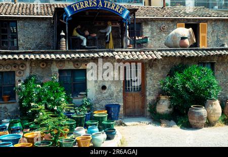 Decoration at a pottery, Vallauris, Provence, Southern France, Dekoration einer Toepferei, Vallauris, Cote d'Azur, Provence, Suedfrankreich, Haus Stock Photo