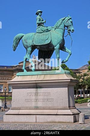 Bronze statue of Queen Victoria, DG Regina FD, riding a horse, inspecting Liverpool on St Georges plateau by Thomas Thornycroft (1814-1885) L1 1JJ Stock Photo