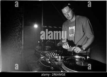 DJ Jon Carter on the decks playing at a BBC Radio Event at Clwb Ifor Bach in Cardiff on 27 October 2000. Photo: Rob Watkins Stock Photo