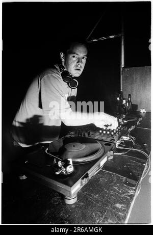 DJ Jon Carter on the decks playing at a BBC Radio Event at Clwb Ifor Bach in Cardiff on 27 October 2000. Photo: Rob Watkins Stock Photo