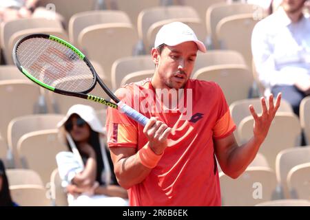 Paris, France. 08th June, 2023. Tennis: Grand Slam/ATP Tour - French Open, doubles, men, semifinals. Middelkoop/Mies (Netherlands/Germany) - Gille/Vliegen (Belgium). Andreas Mies reacts disappointed. Credit: Frank Molter/dpa/Alamy Live News Stock Photo