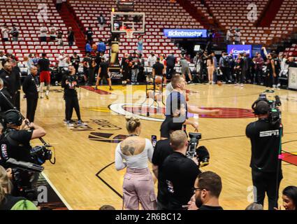 Nba Warmer R Denver Nuggets center Nikola Jokić (15) flips pass over his head as ...