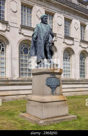 Bronze statue of Judge Gwilym Williams of Miskin (1839-1906) in front of the Law Courts, Cathays Park, Cardiff, Wales Stock Photo