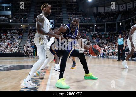 Lahaou Konate of Boulogne-Levallois Metropolitans 92 goes to the