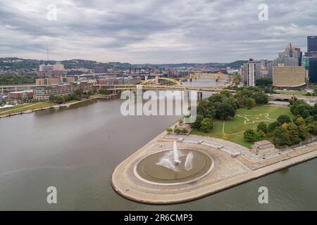 Point State Park and Fountain in Pittsburgh, Pennsylvania. Fort Pitt Bridge and Cityscape in Background Stock Photo