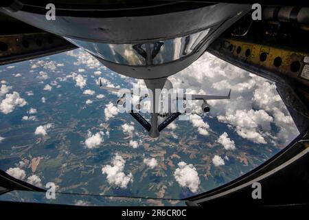 Columbus, Ohio, USA. 1st June, 2023. A KC-135 Stratotanker assigned to the 121st Air Refueling Wing, Ohio National Guard, refuels a C-17 Globemaster III from the 911th Airlift Wing, Air Force Reserve Command, in the skies over Tennessee June 1, 2023. The units train together regularly to ensure they can deliver AMC's Rapid Global Mobility capabilities, which are relied upon by our nation's leadership. Credit: U.S. National Guard/ZUMA Press Wire Service/ZUMAPRESS.com/Alamy Live News Stock Photo