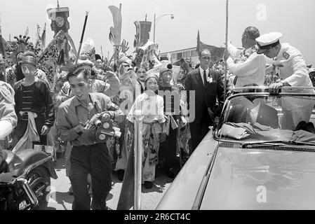 U.S. Vice President Lyndon B. Johnson, standing in a car, as Secret Service agent stands by, saying goodbye to crowds at airport, before leaving Saigon, South Vietnam, Thomas J. O'Halloran,  U.S. News & World Report Magazine Photograph Collection, May 13, 1961 Stock Photo