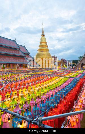 Festival delle lanterne di carta colorata al wat phra that hariphunchai  lamphun thailandia