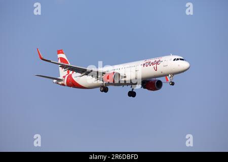 Rouge Airbus 321, C-GHQG, Landing at Pearson Airport, Runway 23 Stock ...