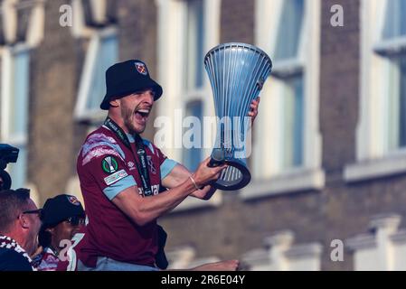 Declan Rice with trophy at West Ham Utd football team's open top bus victory parade to celebrate winning the UEFA Europa Conference League trophy Stock Photo