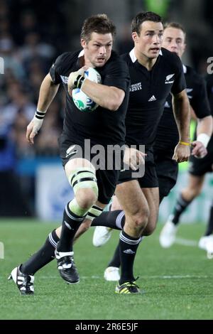 New Zealand's captain Richie McCaw leads an attack against Tonga during the opening match of the Rugby World Cup 2011, Eden Park, Auckland, New Zealand, Friday, September 09, 2011. Stock Photo
