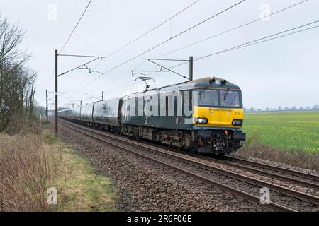 92010, 1S26 London Euston to Glasgow Central at Alnmouth, Northumberland, UK. 15 April 23. Sleeper train was 177 minutes late due to disruption. Stock Photo