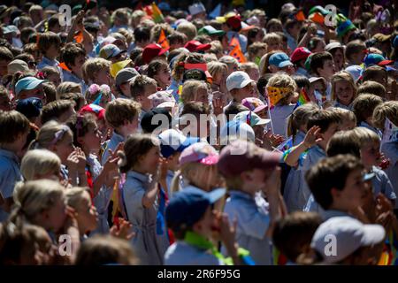 Brasschaat, Belgium. 09th June, 2023. School children cheer during the press launch of Studio 100's new grand family musical, featuring K3 and many other familiars, at the Openluchtschool Sint-Ludgardis in Brasschaat, Friday 09 June 2023. BELGA PHOTO JASPER JACOBS Credit: Belga News Agency/Alamy Live News Stock Photo
