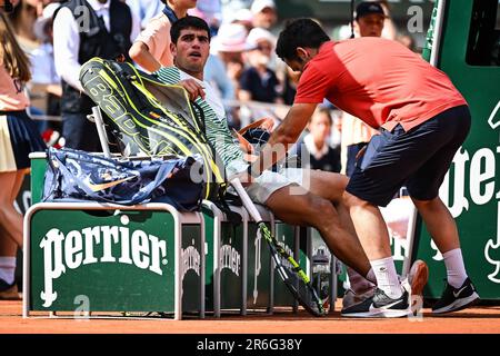 Paris, France, France. 9th June, 2023. Carlos ALCARAZ of Spain receives medical treatment during the thirteenth day of Roland-Garros 2023, French Open 2023, Grand Slam tennis tournament at the Roland-Garros Stadium on June 09, 2023 in Paris, France. (Credit Image: © Matthieu Mirville/ZUMA Press Wire) EDITORIAL USAGE ONLY! Not for Commercial USAGE! Credit: ZUMA Press, Inc./Alamy Live News Stock Photo