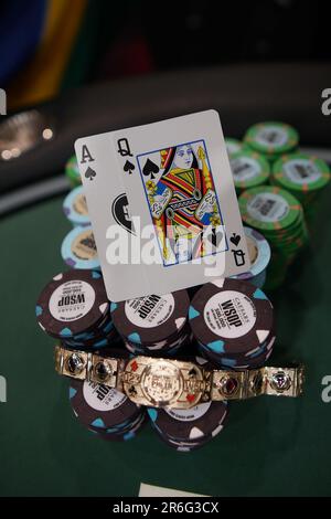 Professionelle Pokerchips und Karten auf einem Turniertisch, symbolisch für strategisches Spiel