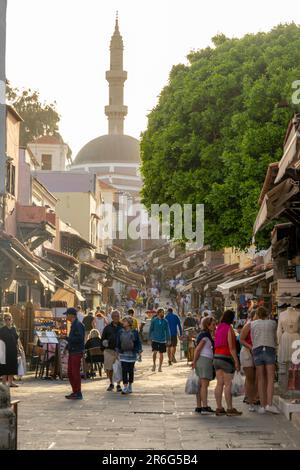 Griechenland, Rhodos-Stadt, Altstadt, Odos Sokratou, Blick zur Süleyman-Pascha-Moschee Stock Photo