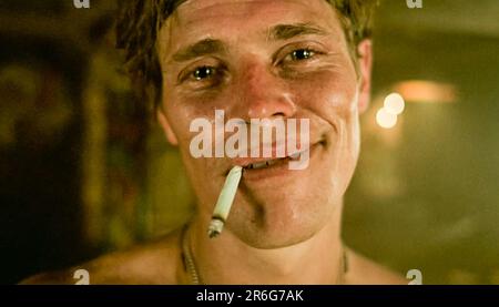 does willem dafoe smoke cigarettes During the bunker scene in Platoon (1986), where the soldiers are sitting around smoking and drinking, and some of the cast actually got stoned beforehand to make it feel more Willem Dafoe Smoking Cigarette With
