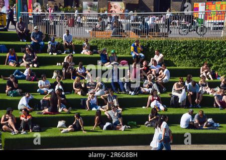 London, UK. 9th June, 2023. People enjoy the sunshine on the artificial turf next to Regent's Canal in Granary Square, King's Cross, as temperatures soar in the capital. (Credit Image: © Vuk Valcic/SOPA Images via ZUMA Press Wire) EDITORIAL USAGE ONLY! Not for Commercial USAGE! Stock Photo