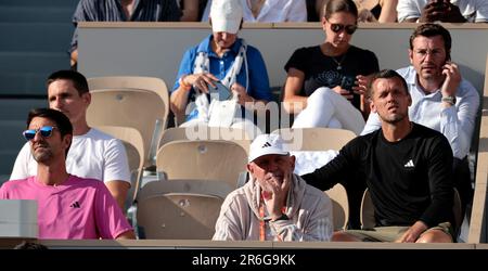 Paris, France. 09th June, 2023. Tennis: Grand Slam/ATP Tour - French Open, men's singles, semifinals. Ruud (Norway) - Zverev (Germany). Physiotherapist Hugo Gravil (front l-r), Alexander Zverev sr, fitness coach Dalibor Sirola (2nd row l-r), hitting partner Tobias Kamke and manager Sergej Bubka (3rd row r.) sit in the stands. Credit: Frank Molter/dpa/Alamy Live News Stock Photo