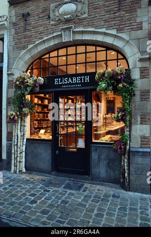 Bruxelles, Belgium - October 14th 2017 : Entry of one of the shops of the chocolatier Elisabeth in the city center. Stock Photo