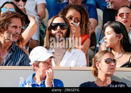 Paris, France. 09th June, 2023. Tennis: Grand Slam/ATP Tour - French Open, men's singles, semifinals. Ruud (Norway) - Zverev (Germany). Jared Leto (M), U.S. actor and singer, guitarist and songwriter of the music group 'Thirty Seconds to Mars'. Credit: Frank Molter/dpa/Alamy Live News Stock Photo