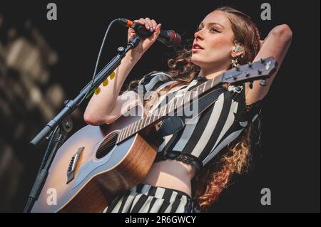 Holly Humberstone supports Sam Fender in at St. James' Park in Newcastle upon Tyne, UK. 9th June, 2023. Credit: Thomas Jackson/Alamy Live News Stock Photo