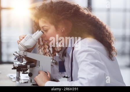 Female scientist researcher conducting an experiment in a labora Stock Photo