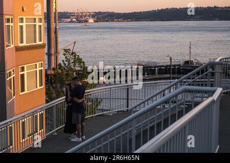 Seattle, USA. 18th May, 2023. Two people embracing on the waterfront bridge. Stock Photo