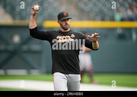 San Francisco Giants manager Gabe Kapler (19) warms up before a