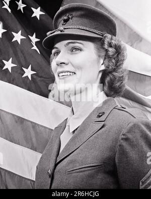 1940s WORLD WAR 2 MARINE CORPS WOMAN’S RESERVE SERGEANT IN UNIFORM STANDS PROUDLY AT ATTENTION IN FRONT OF AMERICAN 48 STAR FLAG - m643 HAR001 HARS WW2 UNITED STATES HALF-LENGTH LADIES PERSONS INSPIRATION UNITED STATES OF AMERICA CARING CONFIDENCE B&W NORTH AMERICA FREEDOM NORTH AMERICAN MARINE HAPPINESS HEAD AND SHOULDERS CHEERFUL ADVENTURE GLOBAL STRENGTH COURAGE CHOICE EXCITEMENT LEADERSHIP LOW ANGLE POWERFUL PROGRESS WORLD WARS PRIDE WORLD WAR WORLD WAR TWO USMC WORLD WAR II IN OPPORTUNITY TO AUTHORITY OCCUPATIONS SMILES UNIFORMS CONCEPTUAL MARINE CORPS JOYFUL STARS AND STRIPES STYLISH Stock Photo