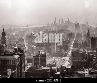 1940s VIEW TO UNION SQUARE AND DOWNTOWN SKYLINE FROM THE TOP OF THE METROPOLITAN LIFE TOWER NEW YORK CITY NY USA - q45954 CPC001 HARS ADVENTURE PROPERTY UNION AND NYC REAL ESTATE NEW YORK STRUCTURES CITIES METROPOLITAN EDIFICE NEW YORK CITY 14TH STREET PANORAMIC BLACK AND WHITE BROOKLYN BRIDGE EAST RIVER OLD FASHIONED SKYSCRAPERS Stock Photo