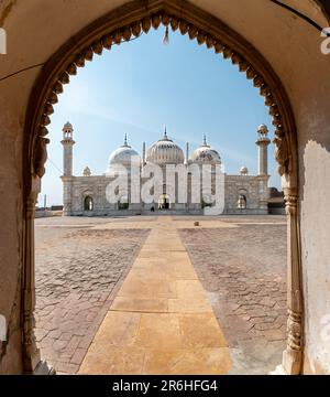 Abbasi Mosque is a mosque located close to Derawar Fort in Yazman Tehsil, within the Cholistan Desert in Bahawalpur District, Punjab province of Pakis Stock Photo