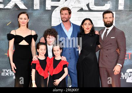 Olga Kurylenko, Mariam Kovziashvili, Andro Japaridze, Marta Kovziashvili, Chris Hemsworth, Golshifteh Farahani und Sam Hargrave beim Special Screening des Kinofilms 'Tyler Rake: Extraction 2' im Zoo Palast. Berlin, 09.06.2023 Stock Photo