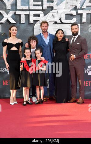 Olga Kurylenko, Mariam Kovziashvili, Andro Japaridze, Marta Kovziashvili, Chris Hemsworth, Golshifteh Farahani und Sam Hargrave beim Special Screening des Kinofilms 'Tyler Rake: Extraction 2' im Zoo Palast. Berlin, 09.06.2023 Stock Photo