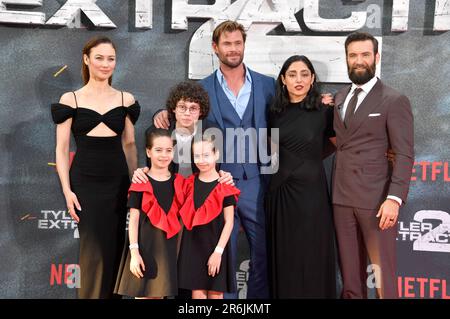 Olga Kurylenko, Mariam Kovziashvili, Andro Japaridze, Marta Kovziashvili, Chris Hemsworth, Golshifteh Farahani und Sam Hargrave beim Special Screening des Kinofilms 'Tyler Rake: Extraction 2' im Zoo Palast. Berlin, 09.06.2023 Stock Photo