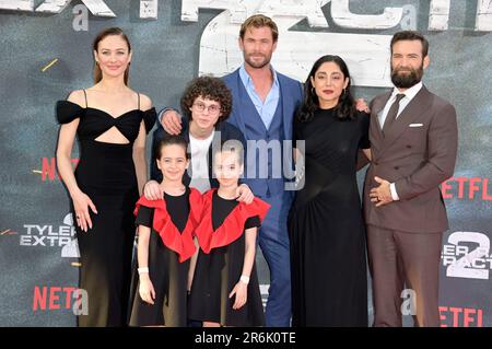 Olga Kurylenko, Mariam Kovziashvili, Andro Japaridze, Marta Kovziashvili, Chris Hemsworth, Golshifteh Farahani und Sam Hargrave beim Special Screening des Kinofilms 'Tyler Rake: Extraction 2' im Zoo Palast. Berlin, 09.06.2023 Stock Photo