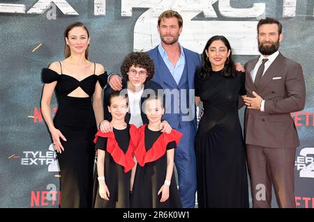 Olga Kurylenko, Mariam Kovziashvili, Andro Japaridze, Marta Kovziashvili, Chris Hemsworth, Golshifteh Farahani und Sam Hargrave beim Special Screening des Kinofilms 'Tyler Rake: Extraction 2' im Zoo Palast. Berlin, 09.06.2023 Stock Photo