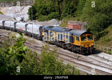 GBRF class 66 No 66749 waits for train to load at Cemex quarry Derbyshire Stock Photo