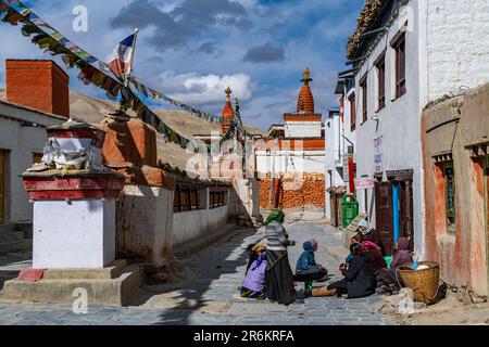 Local women practising traditional weaving in Lo-Manthang village, Kingdom of Mustang, Nepal, Asia Stock Photo