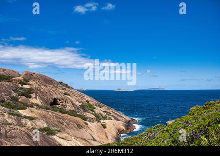 The granite coast with turquoise water at Cape Le Grand National Park, Western Australia. In the distance islands of the Recherche Archipelago Stock Photo