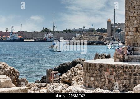 Der De Naillac Turm vom Fort des Heiligen Nikolaos im Mandraki-Hafen von Rhodos Stock Photo