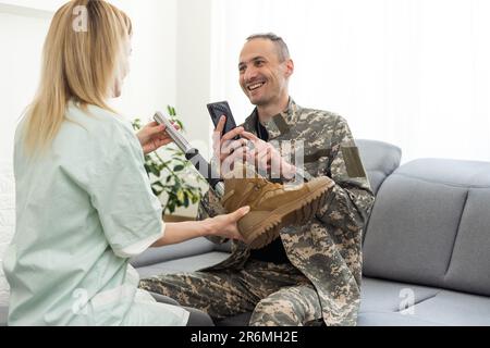 knee amputated with using prosthesis both leg Stock Photo