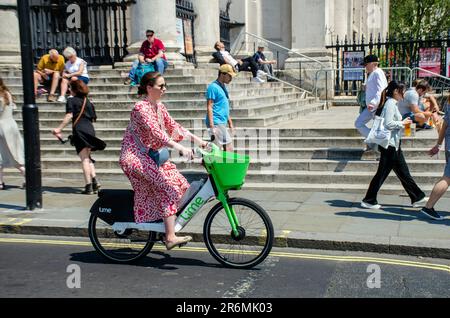 London, UK. 10th June, 2023. Crowds out on the hotest day of the year in the West End.Trafalgar Square busy. Credit: JOHNNY ARMSTEAD/Alamy Live News Stock Photo