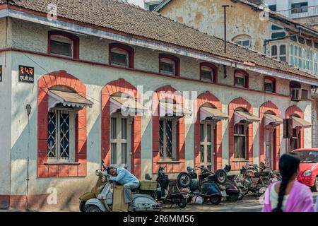 01 10  2007 Vintage Poona Old House With Brick Wall And Wooden Balcony  Window Frameworks Pune Maharashtra India Asia. Stock Photo