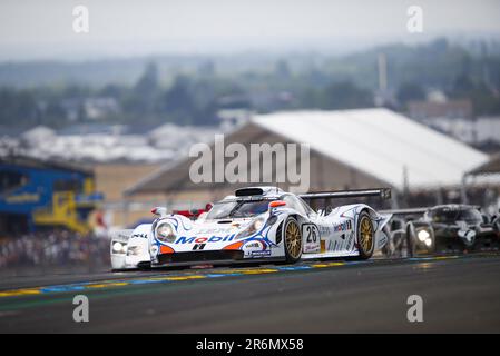 Le Mans, France. 10th June 2023. Porsche 911 GT1-98 driven by Laurent Aiello, Stephane Ortelli and Allan McNish, winner of Le Mans 1998 during the parade prior to the the 24 Hours of Le Mans 2023 on the Circuit des 24 Heures du Mans from June 10 to 11, 2023 in Le Mans, France - Photo: Joao Filipe/DPPI/LiveMedia Credit: Independent Photo Agency/Alamy Live News Stock Photo