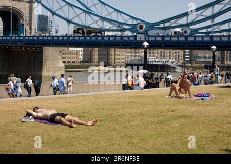 London, UK. 10th June, 2023. People are seen sunbathing at Tower Bridge area during the heatwave. Temperature rises up to 30 degree today in London. This is the first heat wave of the year and forecaster warn more extreme weather to come due to El Nino effect. (Photo by Hesther Ng/SOPA Images/Sipa USA) Credit: Sipa USA/Alamy Live News Stock Photo
