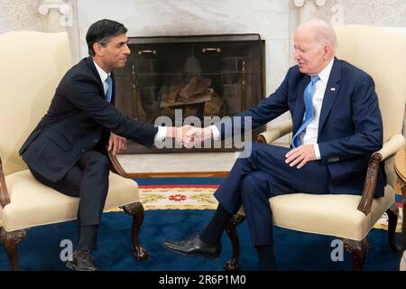 Washington, Vereinigte Staaten. 08th June, 2023. United States President Joe Biden shakes hands with Prime Minister Rishi Sunak of the United Kingdom during a bilateral meeting in the Oval Office at the White House in Washington, DC on Thursday, June 8, 2023. Credit: Bonnie Cash/Pool via CNP/dpa/Alamy Live News Stock Photo