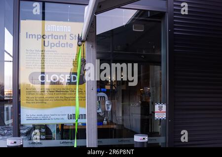MELBOURNE, AUSTRALIA - JULY 14: A view of a sign advising customers at LaManna that they have closed due to a COVID-19 outbreak which has grown to 11 cases  overnight  during COVID 19 on 14 July, 2020 in Melbourne, Australia. After another horror 24 hours of 270 COVID-19 cases, bringing Victoria’s active cases to over 1800, speculation is rising that almost all of Victoria’s current cases stem from the Andrews Government botched hotel quarantine scheme.  Victoria is losing control of clusters as they start spreading through nursing homes, where our most vulnerable live. Stock Photo