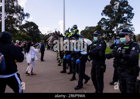 MELBOURNE, VIC - SEPTEMBER 05: Police move to disperse protesters during the Anti-Lockdown Protest on September 05, 2020 in Sydney, Australia. Stage 4 restrictions are in place from 6pm on Sunday 2 August for metropolitan Melbourne. This includes a curfew from 8pm to 5am every evening. During this time people are only allowed to leave their house for work, and essential health, care or safety reasons. Stock Photo