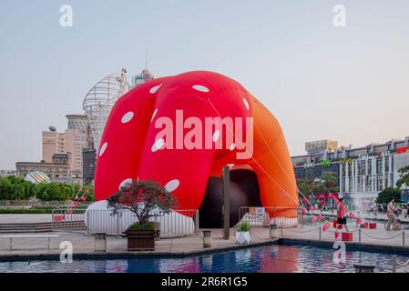 NINGBO, CHINA - JUNE 10, 2023 - People admire a 'LOWER BACK girl' air model at a square in Ningbo, Zhejiang province, China, June 10, 2023. Stock Photo